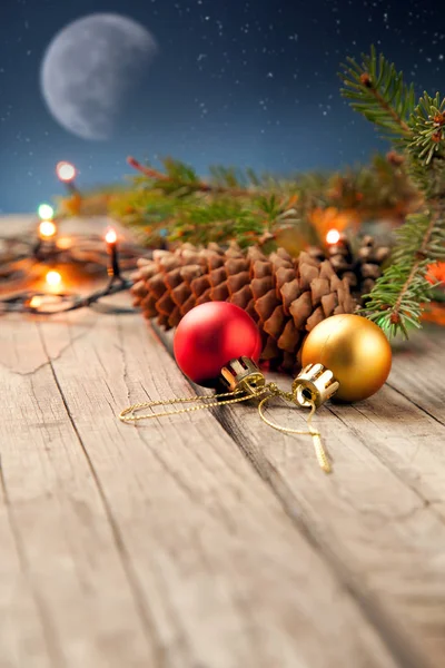 Weihnachtsspielzeug Girlanden Und Kegel Auf Holztisch — Stockfoto