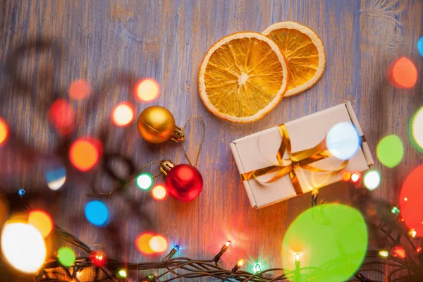 Bovenaanzicht Van Kerstmis Garland Huidige Vak Gedroogde Oranje Houten Tafel — Stockfoto