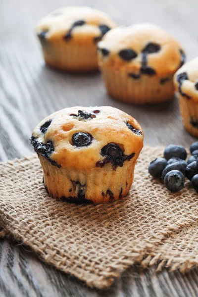 Muffins Mit Blaubeeren Auf Einem Holztisch Süßes Gebäck Auf Dem — Stockfoto