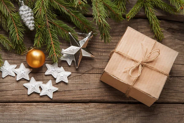 Árvore Natal Com Caixa Presente Decorações Mesa Madeira — Fotografia de Stock