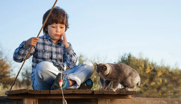 Niño Feliz Pescar Río Con Mascota Niño Gatito Del Pescador — Foto de Stock