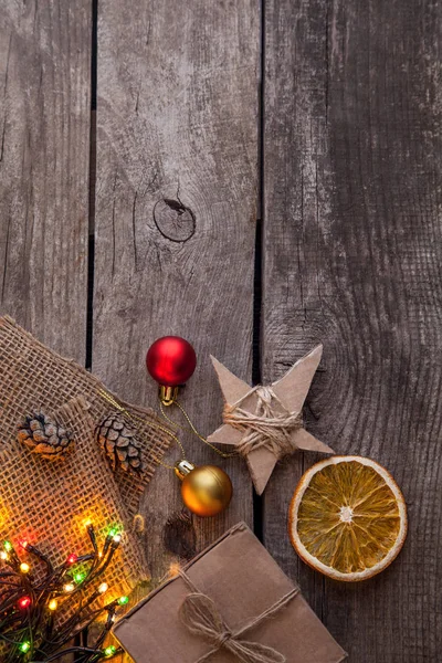 Pohled Shora Vánoční Ozdoby Hvězda Lesklá Girlanda Dřevěné Pozadí — Stock fotografie