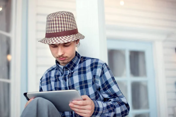 Skönhet Tonåring Med Tabletpc Inomhus — Stockfoto