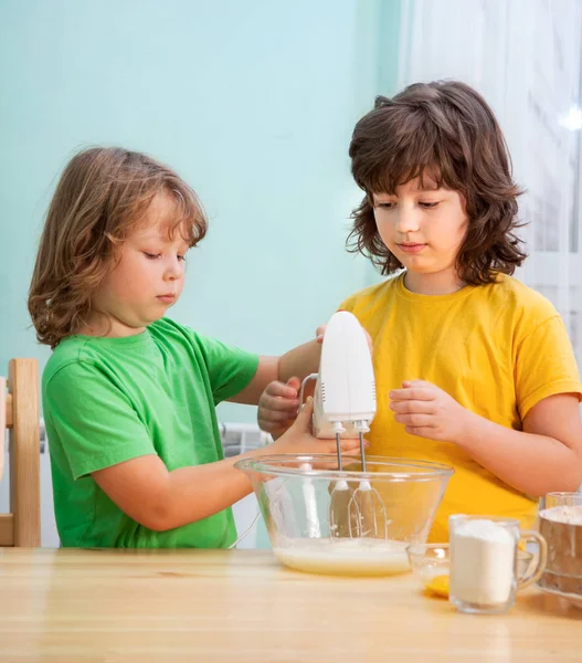 Mutlu Aile Komik Çocuklar Hamuru Hazırlıyorlar Mutfakta Kurabiye Pişiriyorlar — Stok fotoğraf