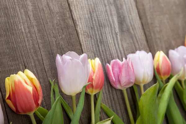 Mazzo Tulipani Fiori Primavera Asse Vecchia Legno Una Vacanza Easter — Foto Stock