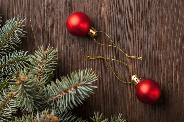 Christmas Tree Piros Golyó Fából Készült Háttér — Stock Fotó