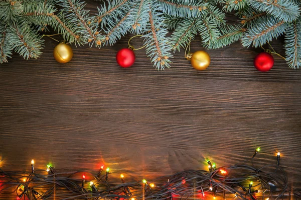 Weihnachtsdekoration Mit Rotem Und Goldenem Tannenbaum Lichtergirlanden Und Weihnachtskugeln Auf — Stockfoto