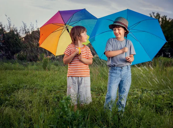 Två Glada Bror Med Paraply Utomhus — Stockfoto