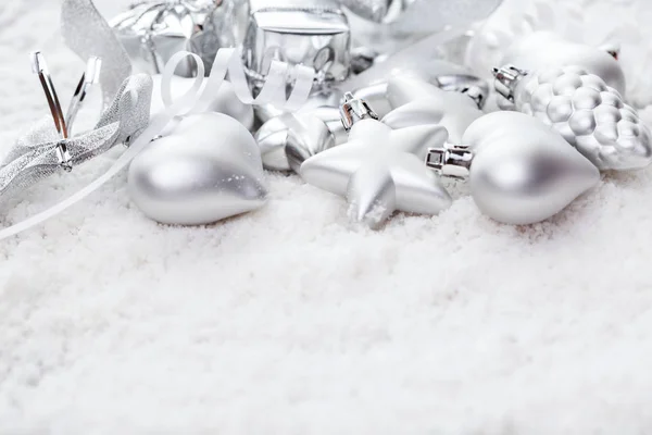 Srebrny Bożego Narodzenia Ozdoba Pudełko Star Serca Biały Śnieg Miejsca — Zdjęcie stockowe