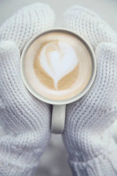 Mok Met Cappuccino Koffie Handen Witte Wanten Buiten Winter Kerstavond — Stockfoto