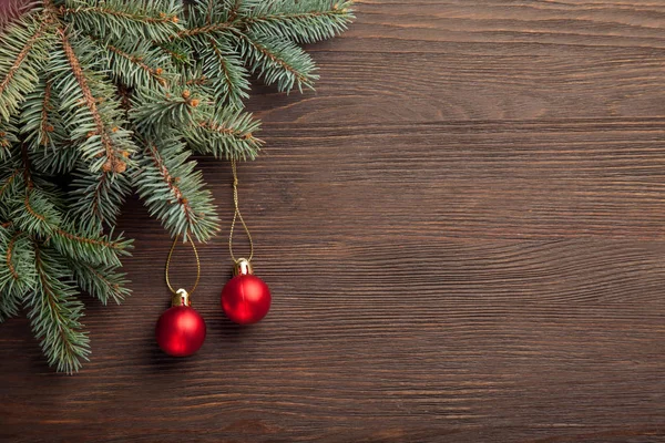 Tanne Und Weihnachtskugeln Auf Holzgrund Mit Kopierraum Für Schriftzüge — Stockfoto