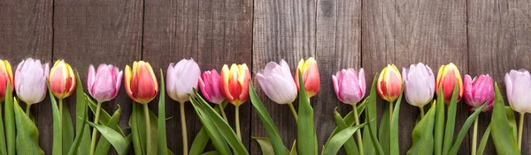 Bukiet tulipanów wiosna kwiatów na starej płycie na wytworne — Zdjęcie stockowe