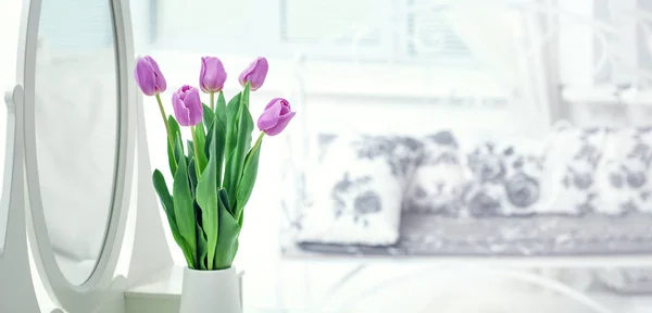 Tulipe dans la chambre — Photo