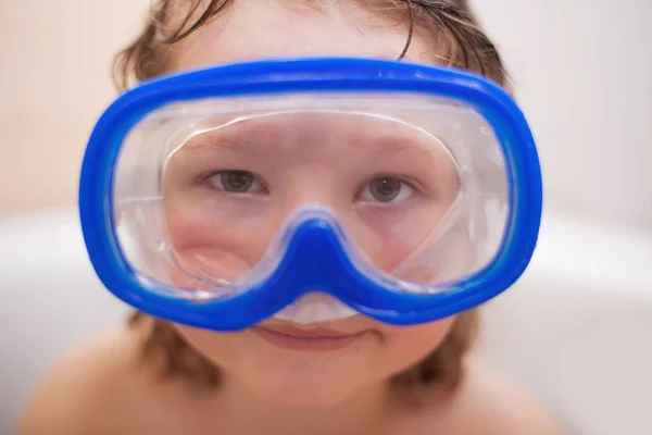 Chłopiec w masce basen — Zdjęcie stockowe