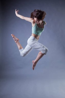 Güzellik kız dans gri arka plan üzerinde