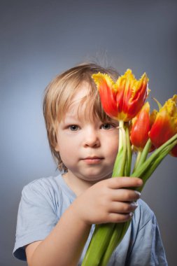 neşeli çocuk Lale buketi ile