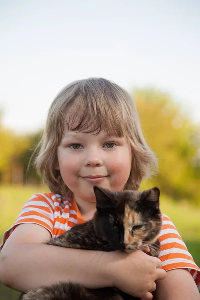 子猫の子の巨大な屋外で、少年の腕に彼の愛ペット — ストック写真