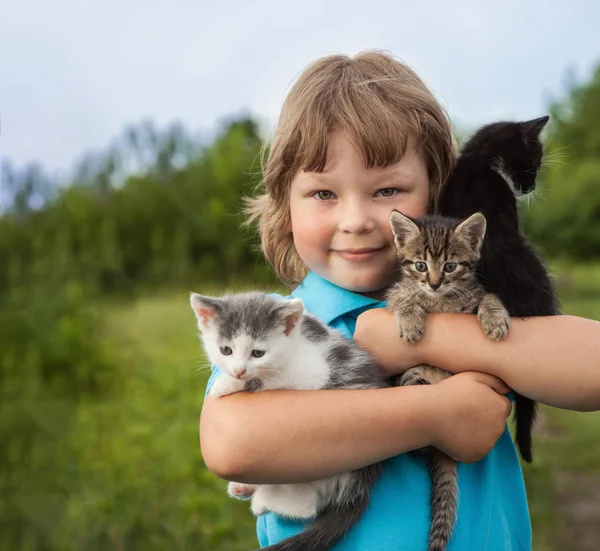 Gatito en brazo del chico al aire libre, niño enorme su amor mascota — Foto de Stock