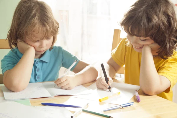 Due ragazzi stanno facendo i compiti per la scuola elementare — Foto Stock