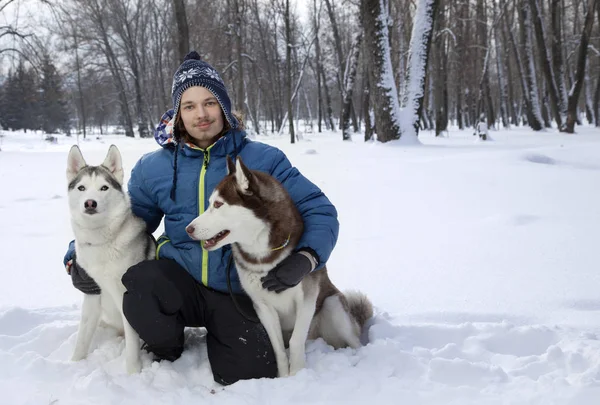 Weihnachtsfreudiger Teenager Spielt Winter Mit Weißem Husky Hund Hund Und — Stockfoto