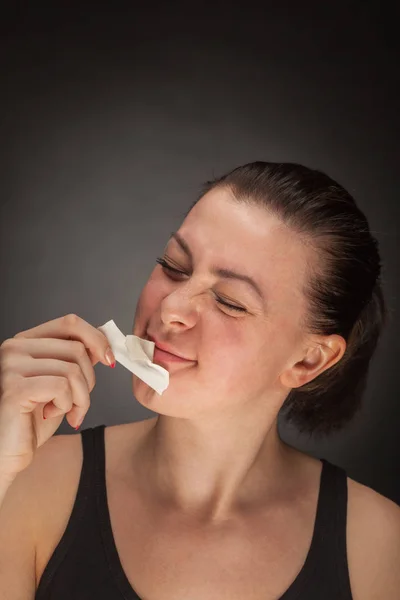 Ein schönes Mädchen mit einem Maulkorb im Mund als Symbol der Zensur — Stockfoto