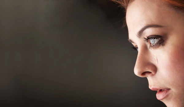 Beleza menina chorar no fundo preto — Fotografia de Stock