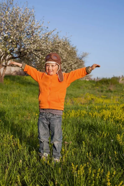 Jongen spelen in de piloot — Stockfoto