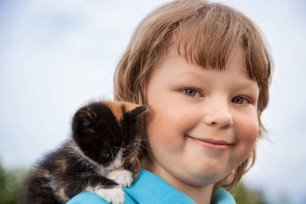 Poesje op arm van de jongen buitenshuis, kind enorme zijn liefde huisdier — Stockfoto