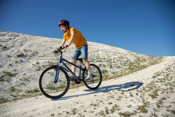 Mountain bike.Sport and healthy life.Extreme sports.Mountain bic — Stock Photo, Image