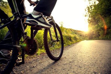 yolda bir bisiklete binen genç yaz güneşli