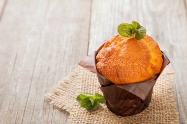 Ahşap bir masada nane ile Muffins