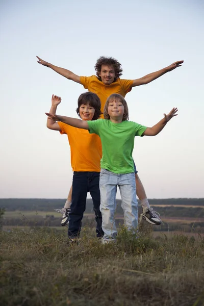 Děti, které si hrají na letních prázdninách s siluetkou — Stock fotografie
