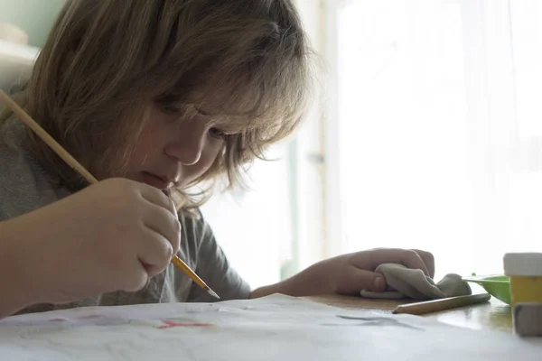 Children draw in home, Boy studying drawing at school — Stock Photo, Image