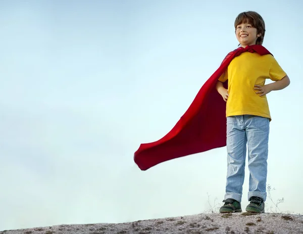 Süper kahramanlar çocuk süper kahraman gökyüzü arka plan üzerinde oynayan çocuk ben — Stok fotoğraf