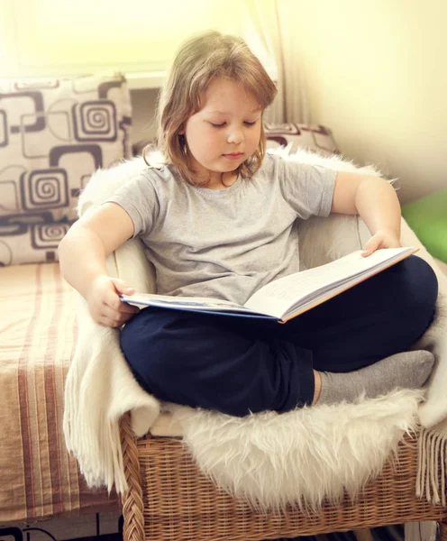 Bambino leggere libro casa giornata di sole — Foto Stock