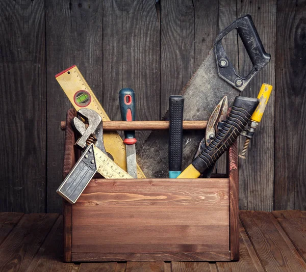 Grungy gamla verktyg på en trä bakgrund framifrån. — Stockfoto