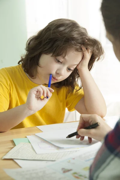 Mamma aiuta mio figlio a fare i compiti difficili, non scolarizzare — Foto Stock