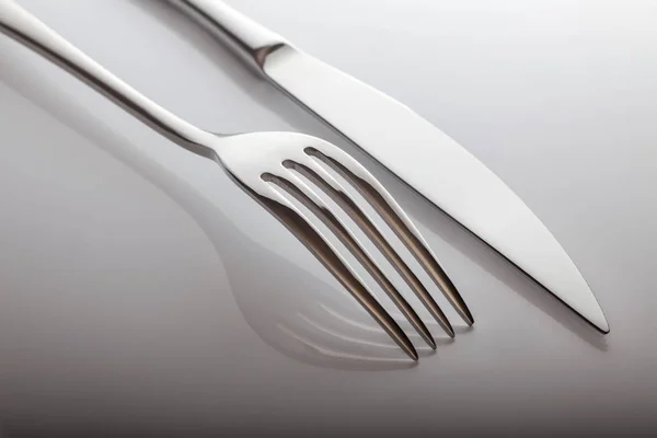 Cuchillo y tenedor sobre fondo blanco — Foto de Stock