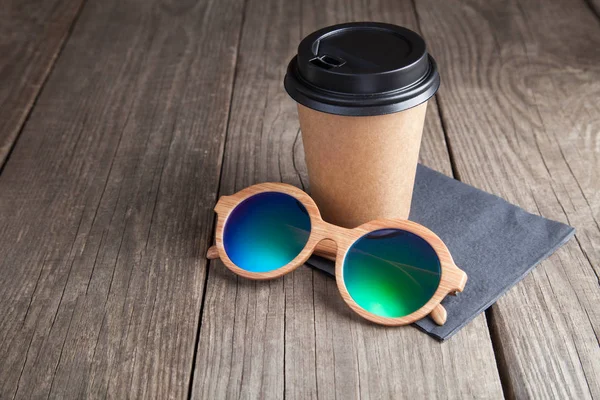 Close-up van kopje koffie op de witte tafel. Ochtend, drinken — Stockfoto