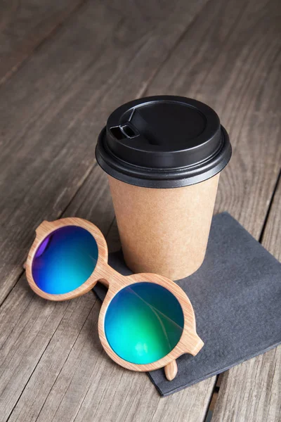 Close-up van kopje koffie op de witte tafel. Ochtend, drinken — Stockfoto