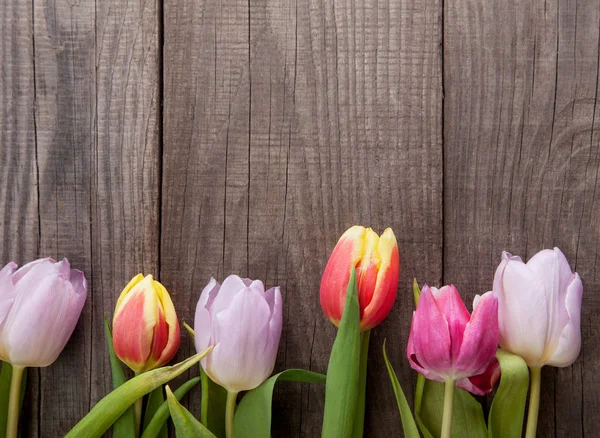 休日に古い木の板の春の花のチューリップの花束 — ストック写真