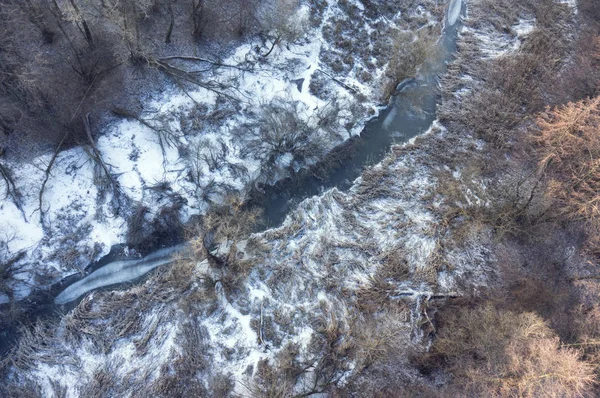 Letecký pohled na řeku frozrn v lesní krajině v zimní sezóně — Stock fotografie