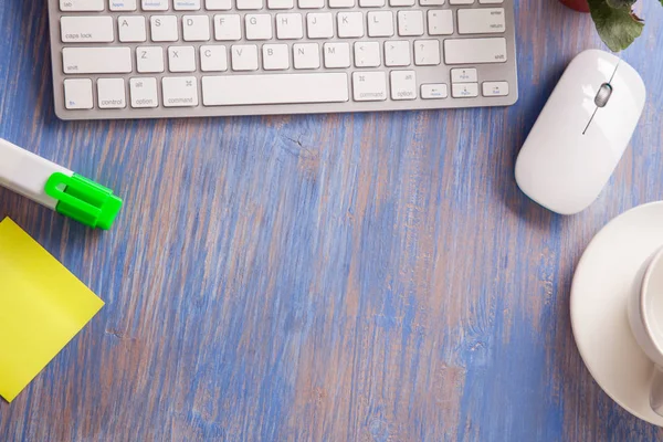 Business-Arbeitsplatz, Tastatur, Maus, Kaffee alles für die Arbeit (oben vi — Stockfoto