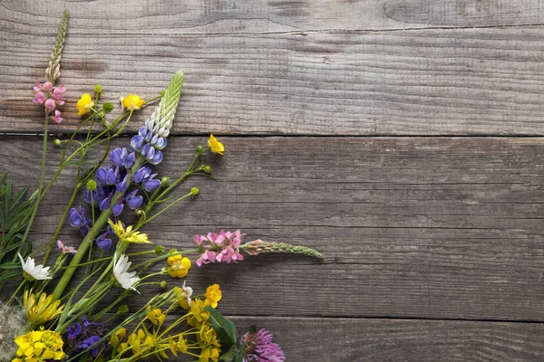 Bunga liar di grunge tua Latar belakang kayu (chamomile lupine d — Stok Foto