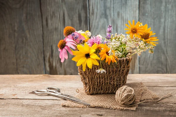 Flores selvagens em vaso, emaranhado de corda e tesoura no velho grunge — Fotografia de Stock