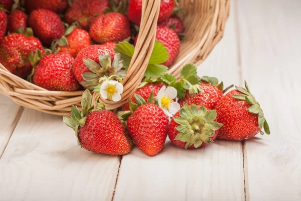 Cesto con fragola sul tavolo — Foto Stock