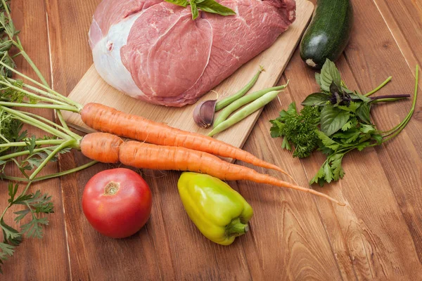 Carne y hortalizas crudas — Foto de Stock