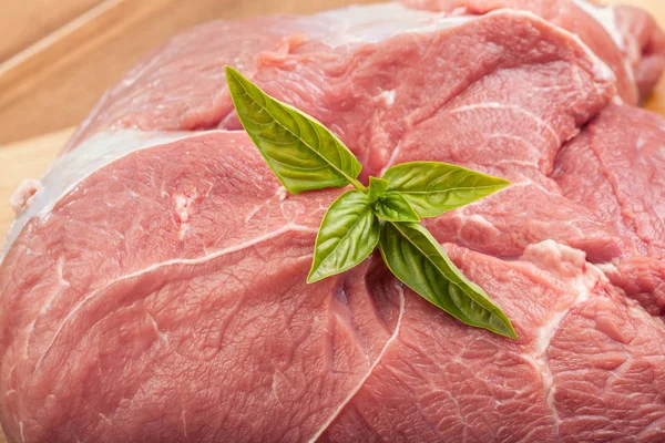 Jugoso pedazo de carne cruda en una tabla de cortar — Foto de Stock