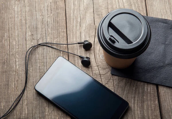 Tazza da caffè e smartphone bianco su tavolo in legno rustico. Vintage — Foto Stock