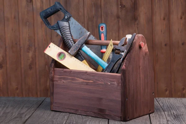 Grungy παλιά εργαλεία σε ένα ξύλινο μπροστινό όψη του φόντου. — Φωτογραφία Αρχείου